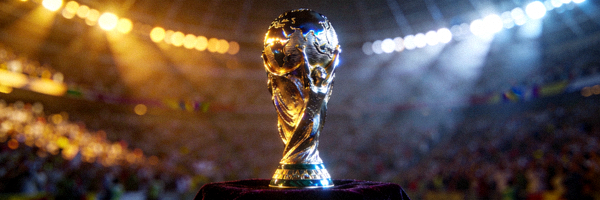 世界杯冠军奖杯在灯光下闪耀的新闻图片